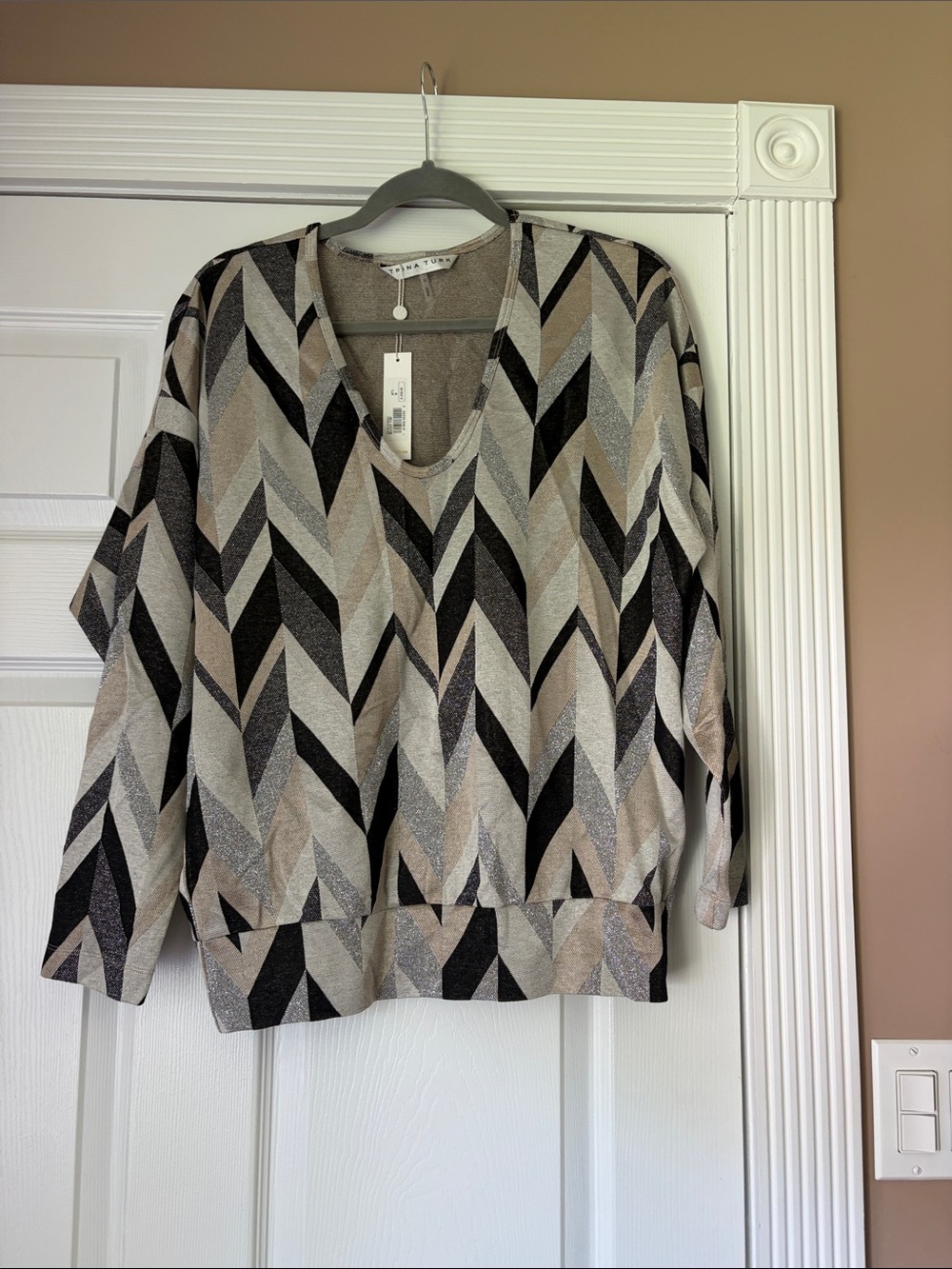Final sale- nwt Trina Turk-Neutral Chevron V-Neck Pullover